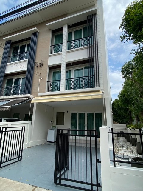 P742 ให้เช่า ขาย ทาวน์โฮม 3 ชั้น โครงการ บ้านกลางเมืองพระราม 9 มอเตอร์เวย์ ตกแต่งพร้อมเข้าอยู่ เดินทางสะดวกค่าเช่า 35,000 บาท/เดือน ประกัน 2 เดือน ล่วงหน้า 1 เดือน สัญญาขั้นต่ำ 1 ปีขายราคา 6,900,000 บาทติดต่อ คุณช่อผกา โทร 0616198565 LINE 0616198565สำรอง LINE 0812523279 ส่งลิ้งก์ไว้ได้เลย-ให้เช่าทาวน์โฮม 3 ชั้น โครงการ บ้านกลางเมืองพระราม 9 มอเตอร์เวย์-ขนาดพื้นที่ 29.9 ตรว-พื้นที่ใช้สอย 150 ตรม-3 ห้องนอน 3 ห้องน�