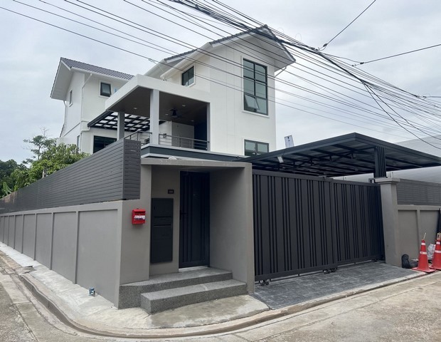 RH02333 บ้านเดี่ยวสร้างใหม่ 3 ชั้น 113 ตร.ว  300 ตร.ม. ทำเลดี เดินทางสะดวก ใกล้ MRTบางโพและทางด่วนบ้านเดี่ยว ใกล้ MRTบางโพที่ตั้งแขวงบางซื่อ เขตบางซื่อ จังหวัดกรุงเทพมหานครบ้านเดี่ยว 3 ชั้น 113 ตร.ว.300 ตร.ม. 4 ห้องนอน 3.5ห้องน้ำ จอดรถภายในบ้านได้ 4 คัน แอร์ 6 เครื่อง มีทั้ง ครัวฝรั่ง  ครัวไทยค่าเช่า 55,000 บาท/เดือนDetached house near MRT Bang PhoLocation: Bang Sue Subdistrict, Bang Sue District, Bangkok3-story detached house; Land size: 113 sq. wah, Usable area: 300 sq. m.4 bedrooms, 3.5 bathroomsParking for 4 cars6 air co