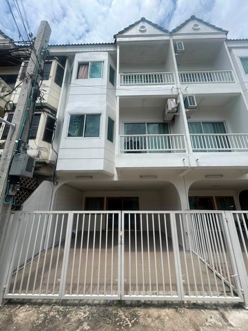 RT02237 ทาวน์โฮม 3 ชั้น 4 ห้องนอน 3 ห้องน้ำ ชอยเรวดี 75 ใกล้MRTบางกระสอ นนทบรีทาวน์เฮ้าส์ให้เช่า ใกล้ MRT บางกระสอ ที่ตั้ง เรวดี ซอย 75ตำบลตลาดขวัญ อำเภอเมืองนนทบุรี นนทบุรี 11000ทาวน์โฮม 3 ชั้น 20 ตร.ว. 150 ตร.ม.4 ห้องนอน 3 ห้องน้ำ แอร์ 3 ตัว ตู้เย็น 1 ตัว เครื่องซักผ้า 1 ตัว เครื่องทำน้ำอุ่น 1 ตัว 1 ที่จอดรถในบ้านราคาเช่า 25,000 บาท/เดือนTownhouse for rent near MRT Bang KrasoLocation: Rewadi Soi 75, Talat Khwan Subdistrict, Mueang Nonthaburi District, Nonthaburi 110003-story townhome; Land size: 20 