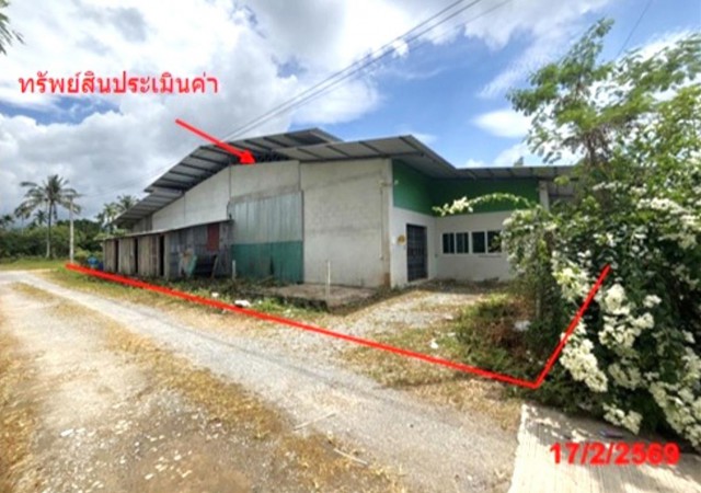 ขาย บ้านเดี่ยว/ทาวน์เฮ้าส์/คอนโด โกดัง นครศรีธรรมราช  ซอย ไรควน - สวนส้ม ซอย 1 ถนน เสริมชาติ ตำบล ถ้ำใหญ่ อำเภอ ทุ่งสง จังหวัด นครศรีธรรมราช  ราคา    4,088,000   บาท  (ราคาต่อรองได้)  รายละเอียดทรัพย์ -  เนื้อที่ 142.00  ตารางวา  พื้นที่ใช้สอย 287 ตร.ม -  1 ห้องนอน 1 ห้องน้ำ  -  บ้านหันไปทางทิศ เหนือ  พิกัดทรัพย์ : https://maps.app.goo.gl/yLNftTRDMPp7ibEaA  สถานที่ใกล้เคียง   -โรงพยาบาลทุ่งสง ชัยชุมพล -ตลาดโต้รุ่ง ทุ่งสง -�