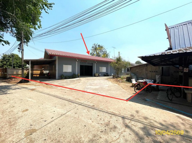ขาย บ้านเดี่ยว/ทาวน์เฮ้าส์/คอนโด โกดัง ราชบุรี  ซอย บ้านนาเหนือ ถนน เลียบคลองชลประทาน ตำบล เกาะพลับพลา อำเภอ เมืองราชบุรี จังหวัด ราชบุรี  ราคา   2,133,000    บาท  (ราคาต่อรองได้)  รายละเอียดทรัพย์ -  เนื้อที่ 142.00  ตารางวา  พื้นที่ใช้สอย 148.50 ตร.ม -  2 ห้องนอน 1 ห้องน้ำ   พิกัดทรัพย์ : https://maps.app.goo.gl/8X7Xh6mvpSRRfT5Y8  สถานที่ใกล้เคียง   -อุทยานหินเขางู -ตรวจคนเข้าเมืองจังหวัดราชบุรี -ภูผาแรด มุมลับเขาง�