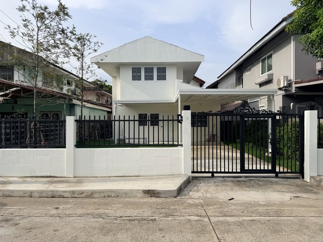 ให้เช่าบ้านเดี่ยว 2 ชั้น 50 ตรว. 2 ห้องนอน โครงการ บางนา-วิลล่า ซอยบางนา-ตราด 39 ใกล้เมกะบางนา*** ราคาเช่า 25,000 บาท/เดือนติดต่อ:: ชยา โทร/ID Line:: 0942823961Link Line:: https://line.me/ti/p/3xFA1An8Kcรหัส# T26-1152บ้านเดี่ยว 2 ชั้น พร้อมสวนหน้าบ้าน บางนา-วิลล่า กม.5 ซอยบางนา-ตราด 39 ๐ ขนาดที่ดิน 50 ตารางวา๐ 2 ห้องนอน๐ 2 ห้องน้ำ๐ 1 ห้องอเนกประสงค์ (เหมาะสำหรับห้องทำงาน ห้องเด็ก หรือห้องนอนเพิ่มเติม)๐ เครื่องปรับอากาศใหม่ 4 เคร�