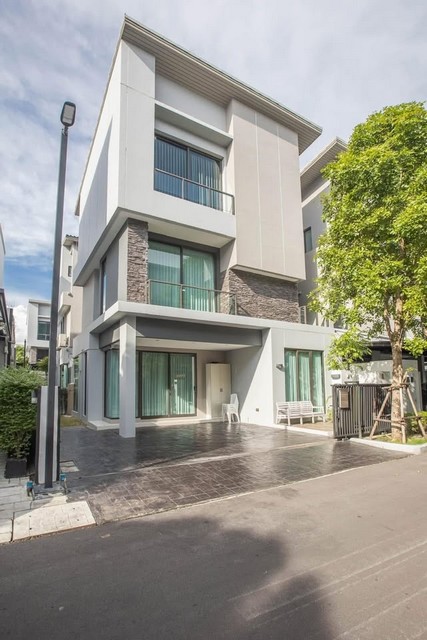 ให้เช่า โครงการ บ้านกลางเมือง คลาสเซ่ เอกมัย-รามอินทรา Baan Klang Muang Classe Ekkamai-Ramintra ถนนสุคนธสวัสดิ์ 19 ตกแต่งสวยพร้อมเข้าอยู่รหัส P415ราคาเช่า 120,000 บาท/เดือนรับชาวต่างชาติติดต่อ คุณช่อผกา โทร 0616198565 LINE 0616198565สำรอง LINE 0812523279 ส่งลิ้งก์ไว้ได้เลย-บ้านกลางเมือง Classe เอกมัย-รามอินทรา-บ้านแฝด 3 ชั้น -เนื้อที่ดิน 36.3 ตร.ว พื้นที่ใช้สอย 241ตร.ม.-4 ห้องนอน 4 ห้องน้ำ -ห้องนั่งเล่น 1 -ห้องครัวบิ้วอิน -จอดรถได้ 3 ค�