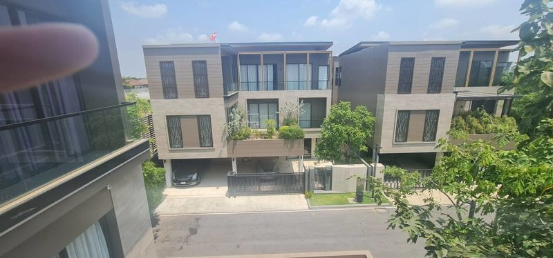 ขายบ้านเดี่ยว Vana Residence กรุงเทพกรีฑา ทำเลดี  ติดต่อผึ้งรติ 061-941-9639ที่ตั้ง : แขวงหัวหมาก บางกะปิ กรุงเทพมหานคร 10240ขนาดพื้นที่ : 56 ตร.วา ขนาดพื้นที่ใช้สอย : 420 ตร.ม.รายละเอียดบ้านเดี่ยว 3 ชั้น ทรง L-Shape ตกแต่ง Built-in ครบพร้อมเข้าอยู่หรือปล่อยเช่า เหมาะทั้งสำหรับอยู่อาศัยและลงทุน-4 ห้องนอน-6 ห้องน้ำ-1 ห้องอเนกประสงค์-1 ครัวไทย + ครัวสังสรรค์-1 ห้องแม่บ้าน-จอดรถ 2 คัน-ระเบียงโปร่ง บรรยากา�