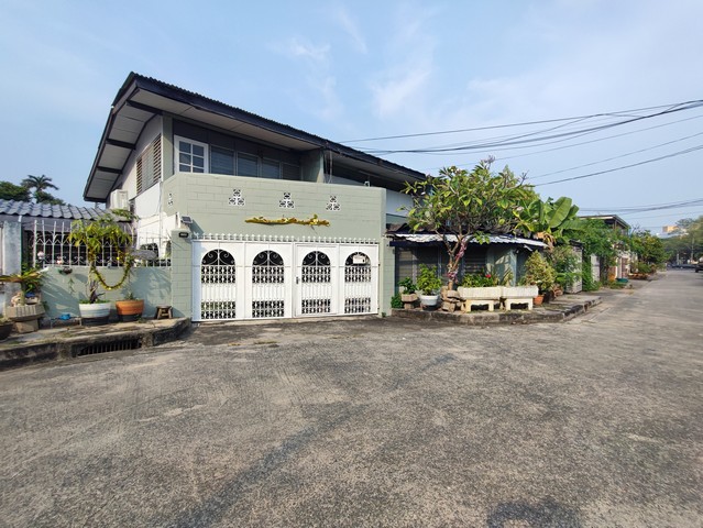 รีวิว VDO ขายบ้านเดี่ยวนวมินทร์ บ้านเดี่ยวบางกะปิ ใกล้เดอะมอลล์บางกะปิ รถไฟฟ้าสีเหลืองรายละเอียด :VDO Youtube : https://youtu.be/URVpd961Z_s?si=29mfjyAyTU5gfMLjรูปเพิ่มเติม : https://bit.ly/4aDfeUKติดต่อพี่เปี๊ยก Tel : 098.628.7956 บ้านเดี่ยวทำเลเยี่ยมนวมินทร์ 21 บางกะปิ ใกล้เดอะมอลล์บางกะปิ ใกล้สถานีรถไฟฟ้าสายสีเหลืองลำสาลี  สถานีบางกะปิ  ตรงข้ามสนามกีฬาคลองจั่น สวนพฤกษชาติ ตลาดสด ร้านอาหาร มินิมาร์ท ห้างสรรพสินค้า โร