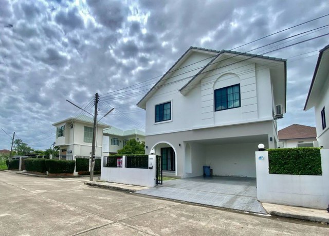 บ้านเช่าขนาดใหญ่ เหมาะสำหรับครอบครัว ตั้งอยู่ในโครงการ บรรยากาศเป็นส่วนตัว เดินทางสะดวก ใกล้โรงเรียนนานาชาติหลายแห่งและกาดฝรั่ง หางดงรายละเอียดบ้านที่ดิน 65 ตร.ว.5 ห้องนอน4 ห้องน้ำเครื่องปรับอากาศ 6 เครื่องเครื่องทำน้ำอุ่น 4 เครื่องตู้เย็น 1 เครื่องเครื่องซักผ้า 1 เครื่องโทรทัศน์ 2 เครื่องพร้อมเข้าอยู่สถานที่ใกล้เคียงกาดฝรั่ง หางดง ประมาณ 5 นาทีPanyaden International School �
