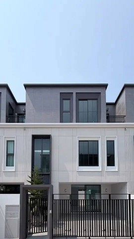 RTJ2328ให้เช่าโฮมออฟฟิศ 3 ชั้นย่านพระราม2 ท่าข้าม บางขุนเทียน โครงการ Gravitia พระราม 2-ท่าข้ามติดถนนใหญ่พระราม 2   เชื่อมต่อถนนกาญจนาภิเษก และทางด่วนเฉลิมมหานคร หลัง HomePro พระราม 2ใกล้Central พระราม 2เนื้อที่  24 ตร.ว. (โดยประมาณ)  พื้นที่ใช้สอย: 250 ตร.ม 4 ห้องอเนกประสงค์  4 ห้องน้ำ ที่จอดรถ: 2 คัน ในบ้านสนใจติดต่อคุณเจี๊ยบ 092-851-6969Line :Keti2522ราคาเช่า 40,000 บาท/เดือนที่ตั้ง: ถนนท่าข้าม (ซอยอนามัยงามเจริ