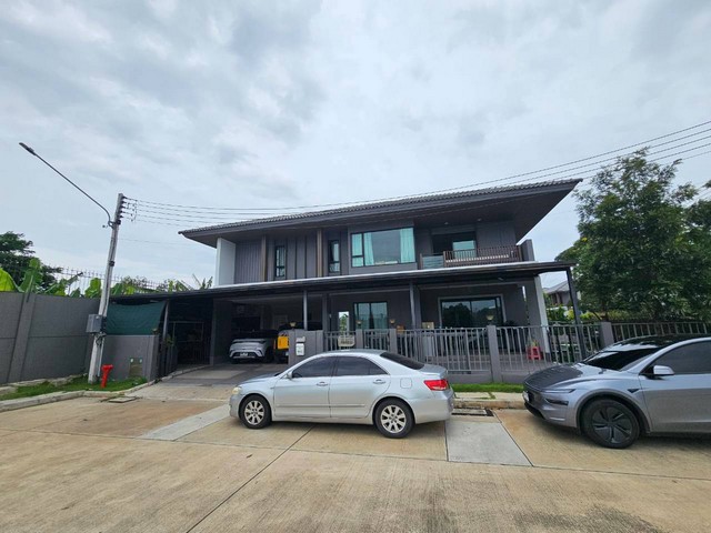 ขาย / ให้เช่า บ้านเดี่ยวหลังใหญ่ สราญสิริ รังสิต แปลงหัวมุม | พื้นที่กว่า 102 ตร.ว.บ้านเดี่ยว 2 ชั้น แปลงหัวมุม บรรยากาศโปร่งและเป็นส่วนตัว ฝั่งตรงข้ามบ้านไม่มีบ้านบดบัง เป็นสนามหญ้าและแนวคลอง เหมาะสำหรับครอบครัวที่ต้องการบ้านพื้นที่กว้าง พร้อมฟังก์ชันครบ✔ราคาขาย 16,500,000 บาท พร้อมโอน✔ค่าเช่า 75,000 บาท/เดือนสัญญาเช่าขั้นต่ำ 1 ปีรายละเอียดบ้าน• เนื้อที่ 102.3 ตร.ว.• พื้�