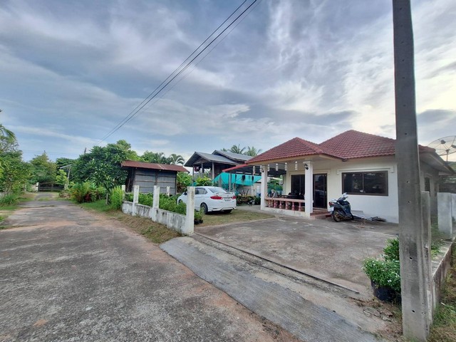#ขายบ้านพร้อมที่ดิน เส้นท่าสว่าง-เมืองลิงบ้านเลขที่ 1 หมู่ 9 บ้านตาแบน ต.ท่าสว่าง อ.เมืองสุรินทร์  เนื้อที่ 1 งาน 22 ตารางวา#เลขที่บ้านมงคลมาก โค้งข้าวหมากเจ้าของขายเอง (รับนายหน้า)**ราคา 1,200,000 บาท พูดคุยกันได้ครูนุชใจดี-ฟรีโอน-พร้อมติดต่อเอาเข้าธนาคารให้#สอบถาม/นัดดูบ้าน0853023796 ครูนุช-2ห้องนอน-1ห้องโถ่งใหญ่-1ห้องครัว-1ห้องน้ำ-มีโรงจอดรถ หน้าบ้านจอดรถได้3คัน-มีพื้นที่ว�