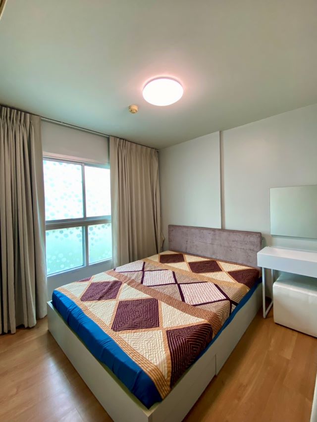 CM02812 ให้เช่า ดี คอนโด รามคำแหง d Condo Ramkhamhaeng คอนโดมิเนียม ปากซอยรามคำแหง 9 (ฟู๊ดแลนด์) ถนนรามคำแหง แขวงหัวหมาก เขตบางกะปิ กทม.10240เนื้อที่ 29.03 ตร.ม. 1 ห้องนอน 1 ห้องน้ำ 1 ห้องรับแขก ชั้น 5 ตึก B ระเบียงภายในห้องชุด ที่จอดรถสะดวกสบาย*การตกแต่ง*-เคาท์เตอร์ครัว แอร์ 2 เครื่อง ตู้เสื้อผ้าบิลท์อิน เตียงนอนพร้อมที่นอน-โต๊ะเครื่องแป้ง โซฟา ชั้นวางทีวี ตู้รองเท้า ผ้าม่าน ทีวี ตู้เย็น ไม�