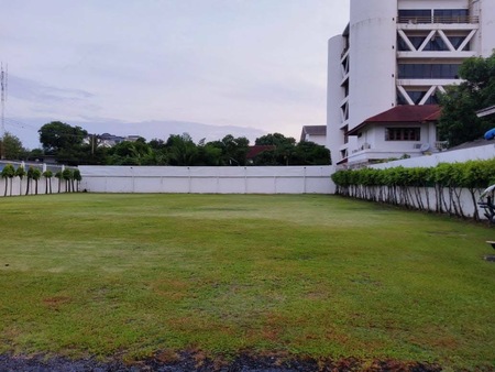 ขาย ที่ดินเปล่า ถมแล้ว ซอยลาดพร้าว 88/1 เข้าซอยเพียง 50 เมตรราคาขาย  60,000,000  บาท#รายละเอียดประเภท : ที่ดินเปล่าตำแหน่งบ้าน : ซอย ลาดพร้าว 88/1 ขนาด :  300  ตารางวาพื้นที่ใช้สอย : กว้าง 31 ม. ลึก 44 ม.#ทำเล ที่ตั้งใกล้เลียบด่วนรถไฟฟ้าสายสีเหลืองWW721-------------------------------ติดต่อ : สอบถามคุณปุ้ย : 095-164-2956ID Line: nataranapui          https://line.me/ti/p/TgChSFwVyA-------------------------------#Willingproperty 