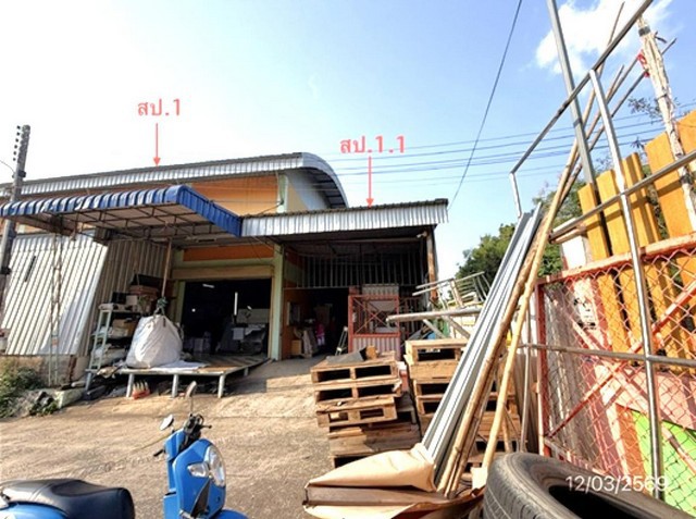ขายอาคารสำนักงานชลบุรี 2 ชั้น อำเภอศรีราชา   ซอย ค่ายลูกเสือ - ห้วยยายพรหม 24 ถนน ค่ายลูกเสือ - ห้วยยายพรหม ตำบล สุรศักดิ์ อำเภอ ศรีราชา จังหวัด ชลบุรี   ราคา  7,018,000    บาท  ( ราคาต่อรองได้ )  รายละเอียดทรัพย์ -  เนื้อที่ 0-1-59.60 ไร่ -  บ้านหันไปทางทิศ ตะวันตก  พิกัดทรัพย์ : https://maps.app.goo.gl/tWAuQp7rJTFzSeBc9  สถานที่ใกล้เคียง   - เซ็นทรัล ศรีราชา - โรบินสัน ศรีราชา - โรงพยาบาลสมิติเวช ศรีราชา - สถานีรถไฟศรี