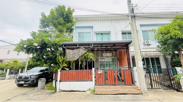 รหัสทรัพย์&nbsp; : 7044ทาวน์เฮ้าส์ เดอะพลีโน่ เอกชัย - กาญจนาภิเษก หลังมุมราคาถูกที่ตั้ง :&nbsp;ถนนเอกชัย-บางบอน&nbsp;แขวงบางบอน&nbsp;เขตบางบอน กรุงเทพมหานคร 10150รายละเอียดทรัพย์- ทาวน์เฮ้าส์ 2 ชั้น ขนาดพื้นที่ 23.8 ตารางวา,&nbsp;พื้นที่ใช้สอย 130 ตารางเมตร&nbsp;- 4 ห้องนอน, 2 ห้องน้ำ, 1 ห้องนั่งเล่น, 1 ห้องครัว,&nbsp;1&nbsp;ที่จอดรถ- แอร์ 2 เครื่อง, ปั้มน้ำ+แท้งค์น้ำ 1 ชุด- ต่อเติมหน้าบ้านแล้ว- หน้าบ้านหันทาง�