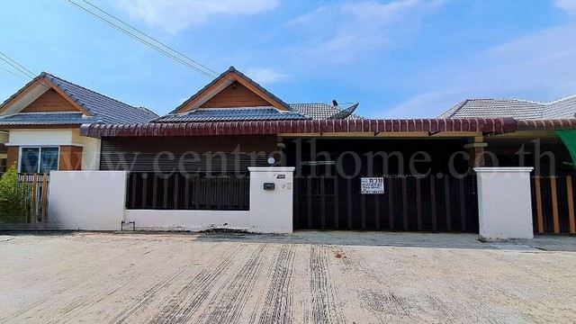 รหัสทรัพย์ : N1032บ้านแฝด ชั้นเดียว บงกช ธาราวิลล์ ชลบุรี ใกล้นิคมอุตสาหกรรมอมตะซิตี้ที่ตั้ง :&nbsp;ตำบลหน้าประดู่ อำเภอพานทอง จังหวัดชลบุรี 20160รายละเอียดทรัพย์- บ้านแฝด 1 ชั้น เนื้อที่ 43.5 ตารางวา พื้นที่ใช้สอย 107.30 ตารางเมตร- 2 ห้องนอน, 1 ห้องน้ำ,&nbsp;1 ห้องพระ,&nbsp;1 ห้องรับแขก, 1 ห้องครัวใน, 1 ครัวนอก, 2 ที่จอดรถ-&nbsp;แอร์ 2 เครื่อง, ปั๊มน้ำ+แท้งค์น้ำ, งานครัว Built-in พร้อมปูพื้นกระเบื้อง- ค่าส