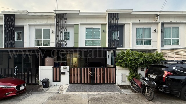 รหัสทรัพย์ : 6323ทาวน์โฮม บ้านพฤกษา ไพร์ม สถานีรถไฟฟ้าบางพลู - ราชพฤกษ์ รีโนเวทพร้อมอยู่ที่ตั้ง : ซอยเทศบาล 2 ตำบลบางรักใหญ่ อำเภอบางบัวทอง จังหวัดนนทบุรี 11110รายละเอืยดทรัพย์- ทาวน์โฮม 2 ชั้น เนื้อที่ 18.30&nbsp;ตารางวา พื้นที่ใช้สอย 95&nbsp;ตารางเมตร- 3&nbsp;ห้องนอน, 2 ห้องน้ำ, 1 ห้องนั่งเล่น, 1 ห้องครัว, 1 ที่จอดรถ- แอร์ 2&nbsp;เครื่อง, เครื่องทำน้ำอุ่น, ปั๊มน้ำ+แทงค์น้ำ 1 ชุด- พื้นชั้นบนลามิเ�
