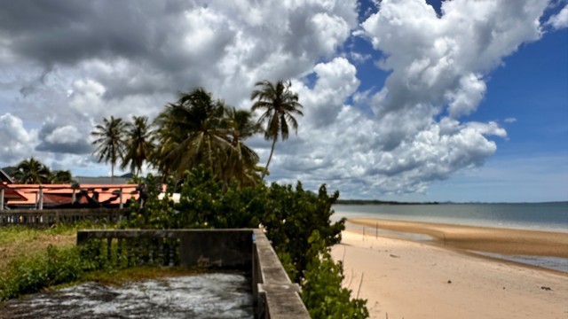 ที่ดินติดทะเล สะพลี จ.ชุมพร ใกล้ หาดทุ่งวัวแล่น ทำเลท่องเที่ยวเหมาะทำ รีสอร์ท / คาเฟ่ / บ้านพักตากอากาศ ขนาด 119 ตร.วา  5.5 ลบ. และ 145 ตร.วา 6.6 ลบ. 2 แปลงติดกัน 264 ตารางวา  ไฟฟ้า ประปาพร้อม  ใกล้สนามบินชุมพร 18 กม. ใกล้ตัวเมือง 19 กม.   ที่ดินติดทะเลหายาก รีบจับจองก่อนพลาด โอกาสครอบครองที่ดินติดทะเลแท้ ในทำเลท่องเที่ยวยอดนิยมของจังหวัดชุมพรรองรับการลงทุนระยะยาว พร้อมโครงสร้า�