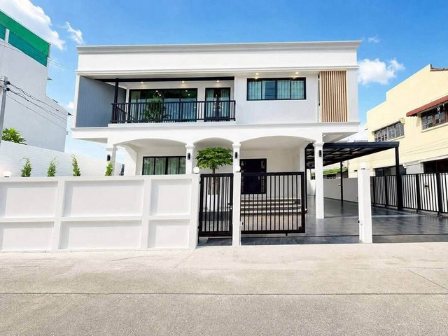 ขาย บ้านเดี่ยว หลังมุม ย่านนวมินทร์ 127 ตรงข้ามตลาดปัฐวิกรณ์ รีโนเวทใหม่ทั้งหลัง สวยพร้อมเข้าอยู่รหัส PP489ขายราคา 10,500,000 บาทติดต่อ คุณช่อผกา โทร 0616198565 LINE 0616198565สำรอง LINE 0812523279 ส่งลิ้งก์ไว้ได้เลย-ขายบ้านเดี่ยวหลังมุม ย่านนวมินทร์ ตรงข้ามตลาดปัฐวิกรณ์ ใกล้ประเสริฐมนูกิจนวลจันทร์ บางกะปิ ลาดพร้าว-บ้านเดี่ยวหลังริม สไตล์ Modern Craftmanship -ขนาดบ้าน 66 ตร.วา -พื้นที่ใช้สอย 350 ตร.ม.-3 ห้องนอน
