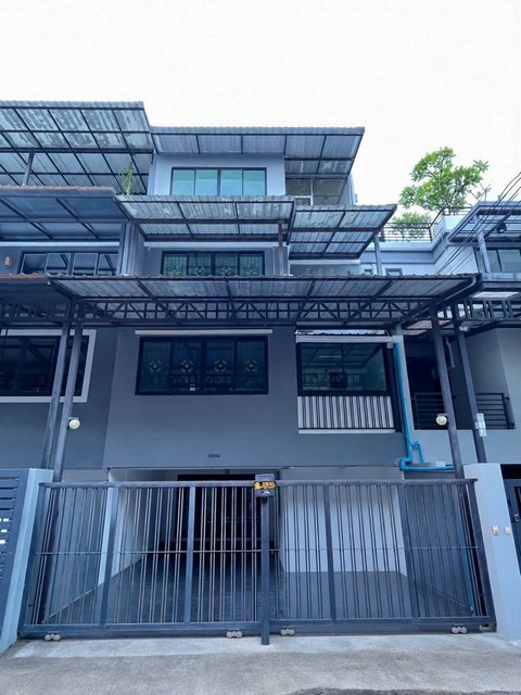 ให้เช่าโฮมออฟฟิศเล่นระดับ 7 ชั้น 300 ตรม. ลาดพร้าว 41 ทำเลดี เดินทางสะดวก ใกล้แหล่งของกิน ลาดพร้าววังหิน และโชคชัย 4*** ราคาเช่า 40,000 บาท/เดือน ติดต่อ::  ชยา โทร/ID Line:: 0942823961   Link Line:: https://line.me/ti/p/3xFA1An8Kcรหัส# T26-1060โฮมออฟฟิศ เล่นระดับ 7 ชั้น ลาดพร้าว 41  • เนื้อที่ 32 ตร.ว.• พื้นที่ใช้สอยประมาณ 300 ตร.ม.• 8 ห้องใช้งาน• 5 ห้องน้ำ• จอดรถ 2 คัน ( ในบ้าน 1 คัน หน้าบ้าน 1 คัน) • ไม่มีเฟอร์นิเจอร์ แอร์ 7 เครื่อง• หน้ากว