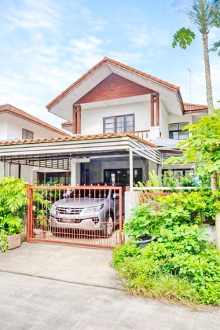 รพ.บางบ่อ 1กม. ม. ABAC 4.7กม. บ้านเดี่ยว 2 ชั้น 3 นอน 2 น้ำ The Studio Park 850 ม. 60 ตร.ว. 240 ตร.ม. 12,998 B-M. ทำเลดีบางบ่อ เดินทางสะดวก ใกล้แหล่งชุมชน ตลาด โรงเรียน และสิ่งอำนวยความสะดวก  เหมาะสำหรับอยู่อาศัย เชื่อมต่อถนนบางบ่อ-คลองด่าน และเส้นทางสำคัญได้สะดวกBangBo Hospital 1.km ABAC University 4.7km.Two Story Detached House 3Bed 2 Bath Near The Studio Park 850 m. and  Land Area 60 sq.wa. Usable Area 240 sq.m. Excellent Bang Bo Location Convenient Transportation Close to Markets Schools Communities and Amenities Suitable for Residential Living Rent 12,998THB/monthถนนเทพารักษ์ บางบ่อ-คลอ