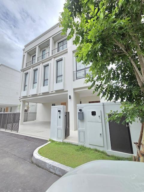 ให้เช่าบ้านเดี่ยว 3 ชั้น โครงการ AERIE Srinakarin Krungthepkreetha บ้านหรูกรุงเทพกรีฑา ใกล้โรงเรียนนานาชาติราคาเช่า 130,000 บาท / เดือน ( สัญญาขั้นต่ำ 1 ปี ประกัน 2 เดือน ล่วงหน้า 1 เดือน )ที่ตั้ง ถนนศรีนครินทร์ - ร่มเกล้า แขวงคลองสองต้นนุ่น เขตลาดกระบัง กรุงเทพมหานคร 10520ติดต่อ : คุณภัสพงณ์ 0634098164Line : deedee23https://www.facebook.com/profile.php?id=61581484955548เนื้อที่ 63 ตารางวา พื้นที่ใช้สอย 390 ตารางเมตร จำนวน 3 ชั้น 4 - 5 ห้องนอน 6 ห้องน้ำม�