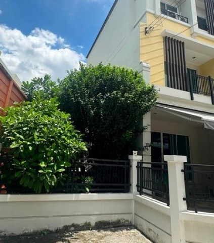 RT02338 ทาวน์โฮม 3 ชั้นหลังมุม . 3 ห้องนอน 3ห้องน้ำ  บ้านกลางเมือง Urbanion เกษตรนวมินทร์ 2 ซอยลาดปลาเค้า 79บ้านกลางเมือง Urbanion เกษตรนวมินทร์ 2ที่อยู่:  ซอย ลาดปลาเค้า 79 อนุสาวรีย์ เขตบางเขน กรุงเทพมหานคร 10220ทาวน์โฮม 3 ชั้นหลังมุม 31.5ตารางวา 170 ตร.ม. 3 ห้องนอน 3ห้องน้ำเฟอร์นิเจอร์ แอร์ครบ เครื่องซักผ้า ตู้เย็นใกล้รถไฟฟ้า สายสีชมพู สถานีลาดปลาเค้าขาย 5.5ล้านบาท ให้เช่า 28,000บาท /เดือนBaan Klang Muang Urba