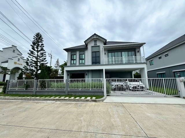 ให้เช่าบ้านเดี่ยว Grand Sivarom สุขุมวิท-บางปู บ้านขนาดใหญ่ในโครงการสไตล์ Modern English Victorian ใกล้ถนนสุขุมวิทสายเก่าและรถไฟฟ้าสายสีเขียวรายละเอียดทรัพย์- พื้นที่ใช้สอย 320 ตารางเมตร- 4 ห้องนอน- 3 ห้องน้ำ- บ้าน 2 ชั้น- พร้อมเข้าอยู่- Pet Friendlyจุดเด่น- บ้านขนาดใหญ่สำหรับครอบครัว- ใกล้ BTS เคหะประมาณ 8 กิโลเมตร- เชื่อมต่อสุขุมวิทสายเก่าและบางปูสิ่งอำนวยความสะดวกภายในโครงการ- คลับเฮาส์- สระว