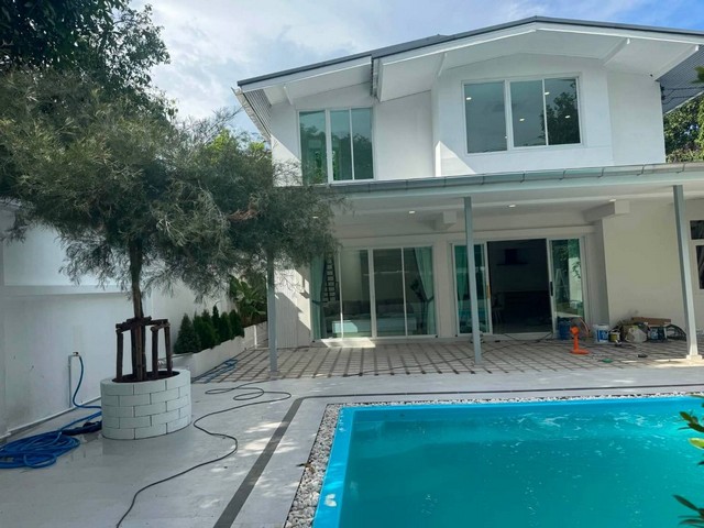 ให้เช่าบ้านเดี่ยว 2 ชั้น โครงการPool Villa สุขุมวิท 54 ทำเลเดินทางสะดวก เหมาะสำหรับครอบครัวหรือคนทำงานที่ต้องการทรัพย์พร้อมอยู่รายละเอียดทรัพย์- บ้านเดี่ยว 2 ชั้น- พื้นที่ใช้สอยประมาณ 400 ตารางเมตร- 4 ห้องนอน- 4 ห้องน้ำ- Ready to move inจุดเด่น- ทำเลเชื่อมต่อถนนสายหลักและสิ่งอำนวยความสะดวกได้สะดวก- เหมาะสำหรับอยู่อาศัยระยะยาว- พร้อมเข้าอยู่สถานที่สำคัญใกล้เคียง- BTS อ่อนนุช- Lotus ส�