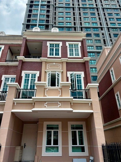 ให้เช่าทาวน์โฮม 4 ชั้นแปลงมุม 4 ห้องนอน การ์เด้น สแควร์ สุขุมวิท 77 Garden Square Sukhumvit 77 ติดนานาชาติ Bangkok Prep ใกล้ BTS อ่อนนุช*** ราคาเช่า 125,000 บาท/ เดือน  ติดต่อ:: ชยา  โทร/ID Line:: 0942823961   Link Line:: https://line.me/ti/p/3xFA1An8Kcรหัส# T26-1063ทาวน์โฮม 4 ชั้นแปลงมุม การ์เด้น สแควร์ สุขุมวิท 77 ติดนานาชาติ Bangkok Prep• พื้นที่ใช้สอยในบ้าน 250 ตรม.• 4 ห้องนอน• 3 ห้องน้ำ• ห้องแม่บ้านพร้อมห้องน้ำในตัว แยกต่างหาก• 2 จอดรถ• แอร์ 5 ตัว• สวนหลังบ้าน�