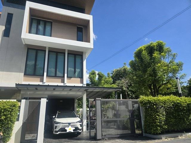 ให้เช่าบ้านเดี่ยว โครงการ The AVA residence ดิ เอวา เรสซิเดนซ์ สุขุมวิท 77 เฟอร์นิเจอร์พร้อมเข้าอยู่ ใกล้ MRT ศรีนุช*** ราคาเช่า 160,000 บาท/เดือน ประกัน 2 เดือน ล่วงหน้า 1 เดือน สัญญาขั้นต่ำ 1 ปีติดต่อ คุณช่อผกา โทร 0616198565 LINE 0616198565สำรอง LINE 0812523279 ส่งลิ้งก์ไว้ได้เลยรหัส# T26-1058บ้านเดี่ยว 3 ชั้น โครงการ The AVA residence สุขุมวิท 77 เฟอร์พร้อมเข้าอยู่• เนื้อที่ 80 ตรว.• พื้นที่ใช้สอย 450 ตรม• 3 ห้องนอน• 5 ห้องน้ำ• ห้อง�