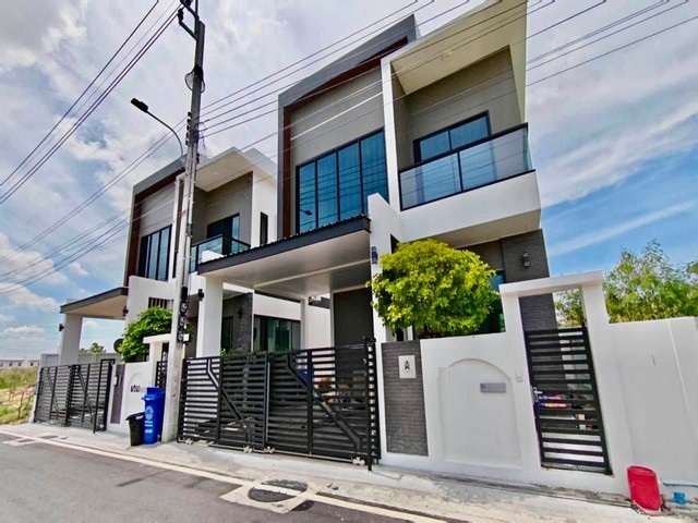 ขายบ้าน 3 ชั้น 4 ห้องนอน โครงการ Tanaphol Property บางนา กม. 10 ใกล้เมกะบางนา  *** ราคาเช่า 50,000 บาท/ เดือน  *** ราคาขาย 5.8 ล้านฟรีค่าโอนติดต่อ:: ชยา  โทร/ID Line:: 0942823961   Link Line:: https://line.me/ti/p/3xFA1An8Kcรหัส# T26-1062บ้าน 3 ชั้น โครงการ Tanaphol Property บางนา กม. 10 ใกล้เมกะบางนา  • บนเนื้อที่ 35-42 ตร.วา • พื้นที่ใช้สอยในบ้าน 150 ตรม.• ที่ดินหน้ากว้าง 10-12 เมตร ลึก 14 เมตร • 4 ห้องนอน• 3 ห้องน้ำ• ห้องทำงาน• 2 จอดรถ• เฟอร์นิเจอร์ครบทุกห้อง• แอร์ 5 ตัว�