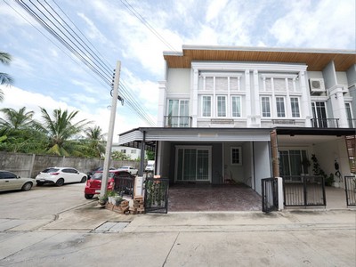 หลังมุม จอดรถได้ 5 คัน 4 ห้องนอน!! ขายทาวน์โฮม โกลเด้น ทาวน์ สาทร (Golden Town Sathorn) 26.5 ตร.วา ใกล้ BTS/MRT บางหว้า .TPI-3377.ที่ตั้ง : ถ.กัลปพฤกษ์ แขวงบางขุนเทียน เขตจอมทอง กรุงเทพมหานครhttps://maps.app.goo.gl/h5k8q4kdgJFFLQNVA.Golden Town Sathorn- ทาวน์โฮม 2 ชั้น หลังมุม- เนื้อที่ 26.5 ตารางวา- พื้นที่ใช้สอยประมาณ 120 ตร.ม- 4 ห้องนอน 3 ห้องน้ำ - กั้นห้องนอนเพิ่มชั้น 1- หน้าบ้านหันออกทิศตะวันออกเฉียงเหนือ - พิเศษสุดในโครงการ! จอดรถในบ้านได