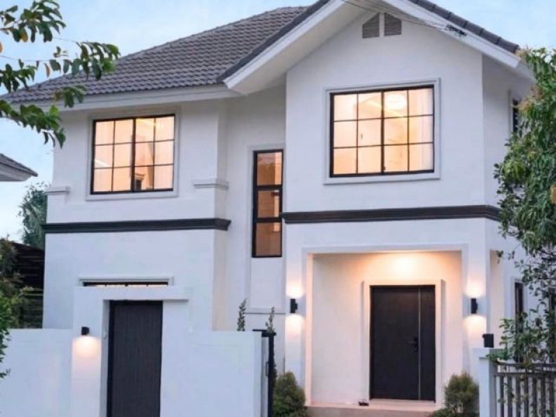 ให้เช่า 40,000/เดือน* กาญจน์กนกวิลล์ 3 : Karnkanok Ville 3บ้านตกแต่งครบ พร้อมสวนสไตล์อังกฤษตรงข้ามโกลบอลเฮาส์ วงแหวนรอบสอง.• บนเนื้อที่ดิน 63.7 ตารางวา• พื้นที่ใช้สอย 210 ตารางเมตร• 4 ห้องนอน มีห้องนอนชั้นหนึ่ง• 2 ห้องน้ำ ติดตั้งอ่างอาบน้ำ+ระบบน้ำร้อนน้ำเย็น• 1 ห้องนั่งเล่น-ทานข้าว• 1 ห้องครัว บิวอินฟังก์ชันครบจบ• เครื่องซักผ้าอบผ้า• ตู้เย็น• ไมโครเวฟหน้าบานสีขาวโมเดิร์น• เตาแ�