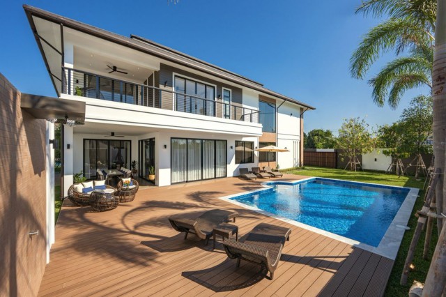 Luxury Pool Villa 59.128 ลบ. #กาดฝรั่ง #หางดง พูลวิลล่าสุดหรู 2 ชั้น #เฟอร์นิเจอร์ครบทั้งหลัง บรรยากาศดี เงียบสงบ บ้านโปร่ง โล่ง #หิ้วกระเป๋าพร้อมเข้าอยู่ได้เลย ห่างจาก #สนามบิน เพียง 15 นาทีพื้นที่ 287.9 ​​ตร.ว.พื้นที่ใช้สอย 493.87 ตร.ม.พื้นที่ใช้สอยรวม 761.06 ตร.ม.5 ห้องนอน 6 ห้องน้ำพร้อมอ่างอาบน้ำในห้องน้ำมาสเตอร์เครื่องปรับอากาศทั้งหมด 7 ตัวห้องนั่งเล่นขนาดใหญ่,โถงสูง 7 เมตร, พร้อม Terrace ขนาด�