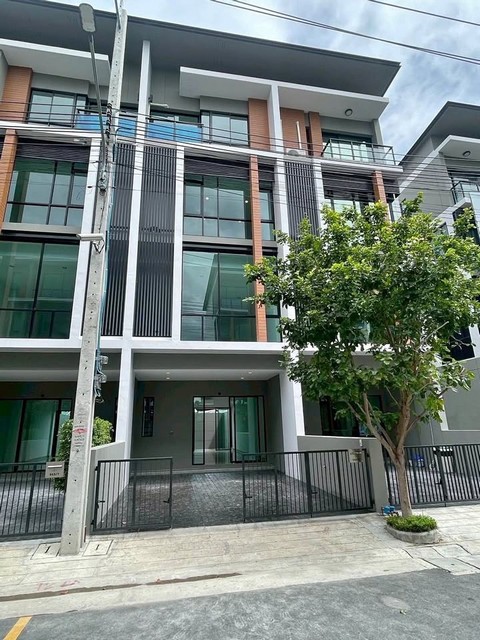 ให้เช่าทาวน์โฮม 4 ชั้น  230 ตร.ม. พรีเมี่ยม เพลส มิกซ์ นวมินทร์ Premium Place Mix ติดถนนนวมินทร์ ใกล้ Festival Walk เกษตร–นวมินทร์ *** ราคาเช่า 55,000 บาท / เดือน  ติดต่อ:: ชยา โทร/ID Line:: 0942823961   Link Line:: https://line.me/ti/p/3xFA1An8Kcรหัส # T26-1199Home Office 4 ชั้น ทำเลศักยภาพ บนถนนนวมินทร์ – Premium Place Mix๐ พื้นที่ใช้สอย 230 ตร.ม.๐ 4 ห้องน้ำ๐ ที่จอดรถส่วนตัว 2 คัน (พร้อมที่ชาร์จรถยนต์ไฟฟ้า EV Charger)๐ จอดรถเพิ่มเติมได้ภายในโครงการ๐ ติดแอร์ครบทุกชั้น พร้อ