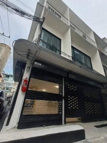 ให้เช่าอาคารพาณิชย์ 3 ชั้นหลังมุม พร้อมดาดฟ้า รีโนเวทใหม่ทั้งหลัง สาทร 11 แยก 3 ใกล้อัสสัมชัญ ประถม 350 ม. ** เลี้ยงสัตว์ได้ติดต่อ:: ชยา โทร/ID Line:: 0942823961Link Line:: https://line.me/ti/p/3xFA1An8Kcรหัส# T26-972อาคารพาณิชย์ 3 ชั้นหลังมุม พร้อมดาดฟ้า Revovated ใหม่ทั้งหลัง ย่านสาทร ใกล้อัสสัมชัญ ประถม 350 ม.• พื้นที่ใช้สอยกว่า 200 ตร.ม• ห้องหัวมุม ( 1 ห้องครึ่ง) มีดาดฟ้า• หน้ากว้าง 6 เมตร• 3 ห้องนอน• 2 ห้องน้ำ• โถงกว้างทุกชั้