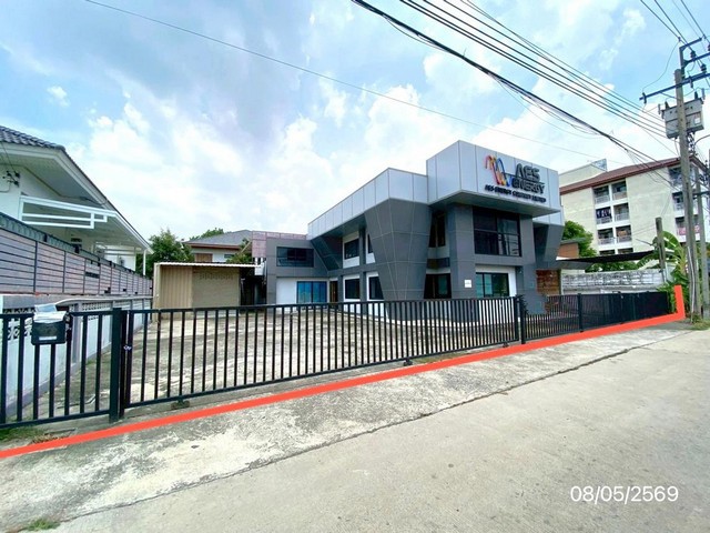 ขายอาคารสำนักงานกรุงเทพ เขตบางซื่อ    ซอยประชาชื่น 30 ถนนประชาชื่น แขวงวงศ์สว่าง เขตบางซื่อ จังหวัดกรุงเทพมหานคร  ราคา  17,852,000  บาท  ( ราคาต่อรองได้ )  รายละเอียดทรัพย์ -  เนื้อที่ 0-1-35.00 ไร่ -  อาคารสำนักงาน 2 ชั้น , อายุอาคาร 8 ปี , พื้นที่ใช้สอย 409.23 ตร.ม. -  โกดังเก็บของชั้นเดียว , อายุอาคาร 8 ปี , พื้นที่ใช้สอย 34.65 ตร.ม. -  บ้านหันไปทางทิศ ตะวันตกเฉียงใต้  พิกัดทรัพย์ : https://maps.app.goo.gl/YDEC8wXh5fbKiYxs5  สถ�