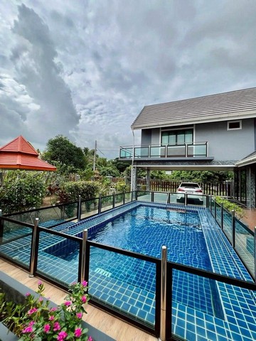 #โซนป่าแดด ให้เช่า 50,000 บาท/เดือน ขาย 9.9 ล้าน บ้านพูลวิลล่า 2 ชั้น 150 ตรว. มีบ้าน 2 หลัง #อำเภอเมือง #บ้านพร้อมอยู่​ #เฟอร์นิเจอร์ครบทั้งหลัง​ #น้ำไม่ท่วม ห่างจากสนามบิน 11 กม.เนื้อที่ 150 ตารางวาพื้นที่ใช้สอย 280 ตารางเมตร6 ห้องนอน 6 ห้องน้ำ1​ ห้องนั่งเล่น1​ ห้องครัวมีสระว่ายน้ำ ขนาด 8* 4 เมตร2 ที่จอดรถเฟอร์นิเจอร์-เครื่องปรับอากาศ 6 -เครื่องทำน้ำอุ่น 6-เตียงนอน 5-ตู้เสื้อผ้า 5-ตู้เย�