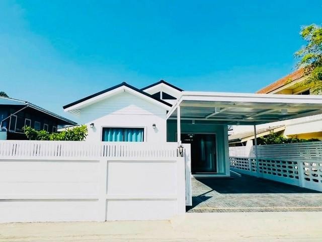 ให้เช่าบ้านเดี่ยว ย่านราม2 บางนา ซอยทุ่งเศรษฐีแยก 18 ใกล้ ม.ราม 2,เมกะบางนา** Agent **ติดต่อ คุณบิว : 081 252 3279 ID line: 061 787 9691แอดไลน์กดที่ลิงค์นี้ได้เลยครับ : https://line.me/ti/p/SR5Ehdv_q-ติดต่อ คุณปอ : 061 619 8565ID line: 061 619 8565แอดไลน์กดที่ลิงค์นี้ได้เลยครับ : https://line.me/ti/p/zu0mm-ozFX** รหัส BT372ราคา 35,000 บาท/เดือน- รับผู้เช่าต่างชาติบ้านเดี่ยว ชั้นเดียว ย่านรามคำแหง 2 แยกทุ่งเศรษฐี 18• เนื้อที่ 60 ตรว ตกแต่งพร้อมอยู่• 2 ห้อง Master• 1 ห้องทำ