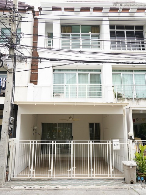 ขายทาวน์โฮม 3 ชั้น 206 ตรม. บ้านกลางเมือง สุขุมวิท 113 หน้าคลับเฮาส์ วิวสวน รีโนเวทใหม่ทั้งหลัง  *** ราคาขาย: 4.25 ล้านบาท (ค่าโอน คนละครึ่ง)  ติดต่อ:: ชยา โทร/ID Line:: 0942823961   Link Line:: https://line.me/ti/p/3xFA1An8Kcรหัส# T26-1071ทาวน์โฮม 3 ชั้น โครงการบ้านกลางเมือง เออร์บาเนี่ยน สุขุมวิท 113 (Baan Klang Muang Urbanion Sukhumvit 113) บ้านสวยสภาพเป๊ะ ต่อเติมครบ จบทุกฟังก์ชัน ประหยัดงบทำบ้านไปหลายแสน• ขนาดที่ดิน: 20.6 ตารางวา• พื้นที่ใช้สอย 206 ต�