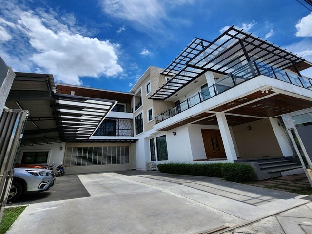 ขายบ้านเดี่ยว 3 ชั้น ขนาด 296 ตรว. สุขุมวิท 101 ซอยปุณณวิถี 27 พร้อมลิฟท์ ใกล้ BTS ปุณณวิถี*** ราคาขาย 79 ล้านบาท  ติดต่อ:: ชยา  โทร/ID Line:: 0942823961   Link Line:: https://line.me/ti/p/3xFA1An8Kcรหัส# T26-1065บ้านเดี่ยว 3 ชั้น สุขุมวิท 101 ใกล้ BTS ปุณณวิถี• ขนาดที่ดิน 296 ตารางวา (2 โฉนด รวม 209 + 87 ตร.วา)• พื้นที่ใช้สอย 800 ตร.ม.• หน้าบ้าน ทิศตะวันออก รับแสงเช้า ลมถ่ายเทดี• 9 ห้องนอน พร้อมห้องน้ำในตัว• พร้อมหลังบ้านขนาดใหญ่ 87 ตร.วา เหมาะสร้