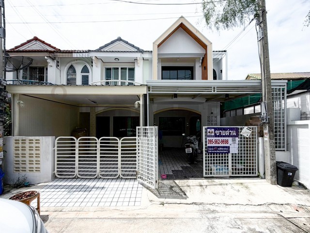 ทาวน์ เฮ้าส์ บ้าน สิ รา รมย์ บ้าน กล้วย ไทรน้อยที่ตั้ง : บ้านกล้วย-ไทรน้อย ตำบล บางคูรัด อำเภอบางบัวทอง นนทบุรี 11110รายละเอียดทรัพย์ ทาวน์เฮ้าส์ 2 ชั้น หลังริมเนื้อที่ 19.1 ตร.ว. พื้นที่ใช้สอย 110 ตรม.ห้องนอน 2 ห้อง 2 น้ำ 1 ห้องนั่งเล่นต่อเติมห้องเก็บของ ห้องเอนกประสงค์จอดรถในบ้าน 1 คันหน้าบ้านหัน ทิศใต้เพิ่งปรับปรุงใหม่ได้ไม่นานสถานที่ใกล้เคียงเซ็นทรัลเวสเกตโรงพยาบา�