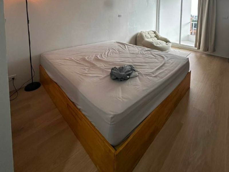 ให้เช่า 6,500 บาท/เดือนJC Hill Place Condo. (เจซี ฮิลล์ คอนโด) ห้องพร้อมอยู่ ใกล้ ม.เชียงใหม่ 800 เมตรโซนเจ็ดยอด ใกล้ เมญ่า/นิมมาน.ชั้น 13มี ระเบียงส่วนตัว พื้นที่ใช้สอย 29 ตรม.1 ห้องนอน 1 ห้องน้ำ.ให้เช่า 6,500 บาท/ ดสัญญา 1 ปี (รวมค่าส่วนกลาง)ล่วงหน้า1 เดือน + ประกัน2 เดือน.โลเคชั่นดีมาก เดินทางง่าย ของกินเพียบ!ติดถนนคันคลองชลประทาน — ขับไปไหนก็สะดวกห้าง MAYA – 2 กม.ถนนนิมมาน – 2 กม.ศูนย์ประชุมสิริก�