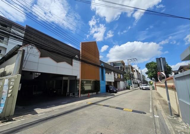 ขายที่ดินพร้อมสิ่งปลูกสร้าง ทำเลพระราม 9 ใกล้ The Nine Center เพียง 100 เมตรราคาขาย 33,000,000 บาท ( โอนคนละครึ่ง )ที่ตั้ง ถนนพระราม 9 แขวงสวนหลวง เขตสวนหลวง กรุงเทพมหานคร 10250ติดต่อ : คุณภัสพงณ์ 0634098164Line : deedee23https://www.facebook.com/profile.php?id=61581484955548เนื้อที่ 101 ตารางวา ที่ดินพร้อมสิ่งปลูกสร้าง พื้นที่ใช้สอยรองรับธุรกิจมีสระว่ายน้ำระบบเกลือในร่ม ห้องอาบน้ำ ห้องแต่งตัว และพื้นที่ส่วนกลางจุดเด่นทำเลพระราม