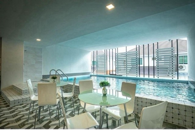 ค่าเช่าเริ่มต้น 6,500 บาท/เดือน #Finn Condo 1 #โซนหนองประทีป วิวโปร่ง ห้องพร้อมอยู่ เฟอร์นิเจอร์และเครื่องใช้ไฟฟ้าครบ #หิ้วกระเป๋าพร้อมเข้าอยู่ (ว่าง 1 ห้อง)รายละเอียดห้องชั้น 6 , 7ขนาด 23.5 ตร.ม.1 ห้องนอน | 1 ห้องน้ำครัวปิดTV 32 นิ้วตู้เย็น 5 คิวแอร์ 12,000 BTUไมโครเวฟชุดโต๊ะและเก้าอี้รับประทานอาหารตู้เสื้อผ้า Built-inเครื่องซักผ้า เฉพาะห้องชั้น 7อัตราค่าเช่า• สัญญา 3 ปี — 6,500 บาท/เดือน• สัญญา 2 ป�