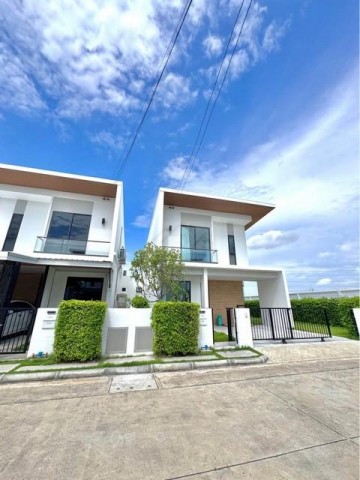 ให้เช่าบ้านแฝดหลังมุม 3 ห้องนอน โคโม่ เบียงก้า บางนา Como Bianca สไตล์ Minimal Eco Living ใกล้เมกะบางนาและวงแหวนกาญจนาติดต่อ:: ชยา โทร/ID Line:: 0942823961Link Line:: https://line.me/ti/p/3xFA1An8Kcรหัส# T26-967บ้านแฝดหลังมุม Como Bianca บางนา สไตล์ Minimal Eco Living หลังใหม่ ไม่เคยปล่อยเช่าใกล้เมกะบางนาและวงแหวนกาญจนาภิเษกเพียง 2 - 3 km• บ้านแฝดหลังมุม 2 ชั้น (พื้นที่เกือบเท่าบ้านเดี่ยว)• เนื้อที่ 47.4 ตารางวา (สวนข้างบ้านกว้าง )• พื้นที่ใช้สอย 174 ต