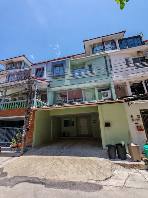 ให้เช่าโฮมออฟฟิศ 4 ชั้น 320 ตร.ม. หมู่บ้านสินธานี ลาดพร้าว 80 รีโนเวทใหม่ ใกล้เลียบด่วน ใกล้รัชดาเหม่งจ๋าย  *** สัญญา 3 ปี เช่าบุคคล 37,900 บาท/เดือน (นิติบุคคล 39,900 บาท/เดือน)  *** สัญญา 2 ปี เช่าบุคคล 41,000 บาท/เดือน (นิติบุคคล 43,000 บาท/เดือน)  *** สัญญา 1 ปี เช่าบุคคล 42,000 บาท/เดือน (นิติบุคคล 45,000 บาท/เดือน)   ติดต่อ:: ชยา โทร/ID Line:: 0942823961   Link Line:: https://line.me/ti/p/3xFA1An8Kcรหัส# T26-1070โฮมออฟฟิศ 4 ชั้น หมู่บ้านสินธานี ลาดพร้าว 80 รี�