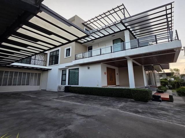 ขายบ้านเดี่ยว 3 ชั้น สุขุมวิท 101 ซอยปุณณวิถี 27 พร้อมลิฟท์ ใกล้ BTS ปุณณวิถี*** ราคาขาย 79,000,000 บาท ค่าโอน 50/50 ผู้ขายรับผิดชอบภาษีธุรกิจเฉพาะติดต่อ คุณช่อผกา โทร 0616198565 LINE 0616198565สำรอง LINE 0812523279 ส่งลิ้งก์ไว้ได้เลยรหัส# T26-1065บ้านเดี่ยว 3 ชั้น สุขุมวิท 101 ใกล้ BTS ปุณณวิถี• ขนาดที่ดิน 296 ตารางวา (2 โฉนด รวม 209 + 87 ตร.วา)• พื้นที่ใช้สอย 800 ตร.ม.• หน้าบ้าน ทิศตะวันออก รับแสงเช้า ลมถ่ายเทดี• 9 ห้องนอน พร้อม�