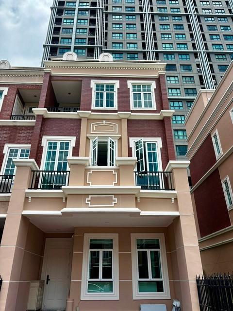 ให้เช่า ทาวน์โฮม 4 ชั้น โครงการ การ์เด้น สแควร์ สุขุมวิท 77 Garden Square Sukhumvit 77 ติดนานาชาติ Bangkok Prep ใกล้ BTS อ่อนนุช*** ราคาเช่า 125,000 บาท/ เดือน สัญญา 1 ปี มัดจำ 2 เดือน ล่วงหน้า 1 เดือนติดต่อ คุณช่อผกา โทร 0616198565 LINE 0616198565สำรอง LINE 0812523279 ส่งลิ้งก์ไว้ได้เลยรหัส# T26-1063ทาวน์โฮม 4 ชั้นแปลงมุม การ์เด้น สแควร์ สุขุมวิท 77 ติดนานาชาติ Bangkok Prep• พื้นที่ใช้สอยในบ้าน 250 ตรม.• 4 ห้องนอน• 3 ห้องน้ำ• ห้องแม่บ้านพร้อมห้องน