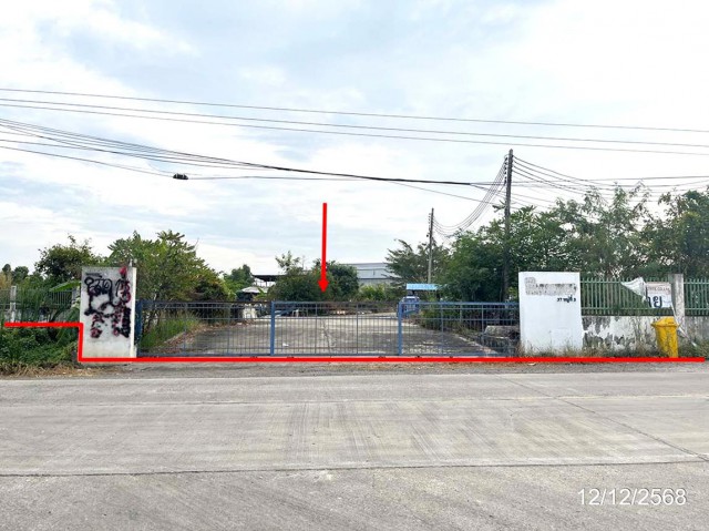 ขาย บ้านเดี่ยว/ทาวน์เฮ้าส์/คอนโด โกดัง ฉะเชิงเทรา  ถนน เทศบาล 4 ตำบล ศาลาแดง อำเภอ บางน้ำเปรี้ยว จังหวัด ฉะเชิงเทรา  ราคา     18,039,000  บาท  (ราคาต่อรองได้)  รายละเอียดทรัพย์ -  เนื้อที่ 3-0-27.00 ไร่  พื้นที่ใช้สอย 585 ตร.ม -  บ้านหันไปทางทิศ ตะวันออกเฉียงเหนือ  พิกัดทรัพย์ : https://maps.app.goo.gl/crhEzoSPwewpehAVA  สถานที่ใกล้เคียง   -โรงเรียนหมอนทองวิทยา -โรงเรียนสุเหร่าแคราย  รหัสทรัพย์ (Code ID)  : PKK-26-12-01288   สอบถามเพิ