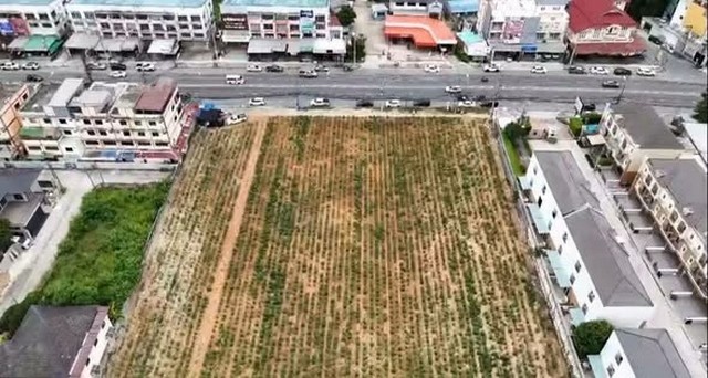ขายที่ดิน ทำเลทอง 7-2-77 ไร่ ผังเมืองสีส้ม ใจกลางศรีราชา ชลบุรีราคาขายไร่ละ 32 ล้านบาท(ค่าโอน 50:50)สถานที่ใกล้เคียง- ใกล้เจปาร์ค- ใกล้ดองกี้- ใกล้ Max Value- ใกล้คลินิคโรงพยาบาลสมิติเวช- ใกล้สนามไดร์ฟกอล์ฟ BSC- ใกล้ร้านอาหารครัวบ้านป้าบุญ- ใกล้โรงเรียนอัสสัมชัญ- ใกล้ถนนมอเตอร์เวย์- ใกล้แหล่งเศรษฐกิจของเมืองศรีราชา อีกมากมายพิกัด : ศรีราชา ชลบุรี------------------------------------------------------------------#สนใ�